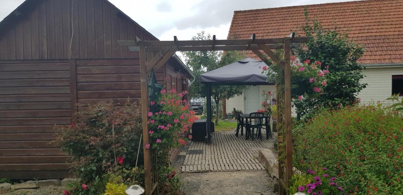 Chalet Insolite Saint-Georges-de-Livoye Exterior foto